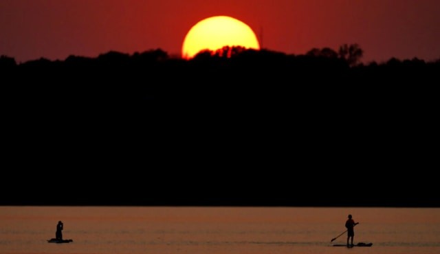 Matahari terbenam. Foto: AP/Charlie Riedl