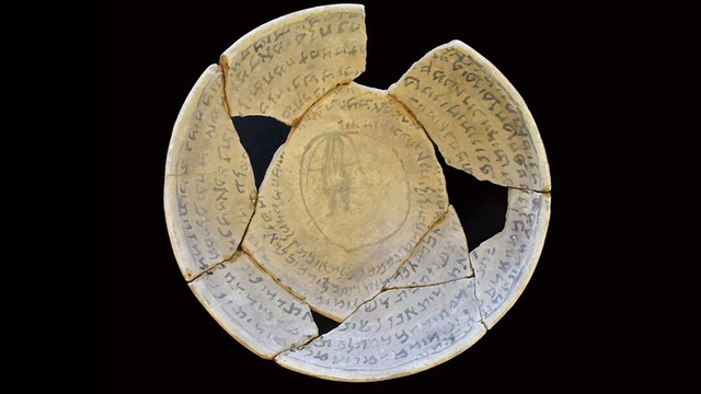 Mangkuk kuno bertuliskan mantra yang ditemukan oleh pihak berwenang Israel. Foto: Israel Antiquities Authority (IAA) 