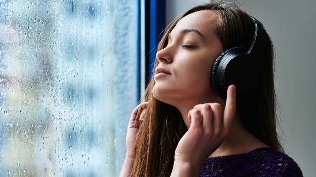 Ilustrasi mendengarkan musik saat hujan. Foto: goffkein.pro/Shutterstock