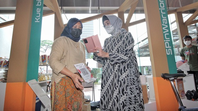 Wakil Direktur Utama BNI Adi Sulistyowati saat melakukan kunjungan Bazaar UMKM Perempuan Binaan BNI dalam Peringatan Hari Kartini Bersama Srikandi BNI, Kamis (21/4/2022). Foto: Dok. BNI