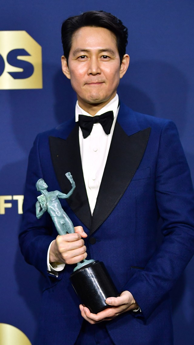 Aktor Lee Jung-jae memenangkan penghargaan dalam acara Screen Actors Guild (SAG) Tahunan ke-28. Foto: FREDERIC J. BROWN/AFP