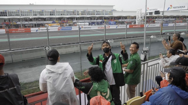 Driver Gojek pemenang kompetisi #MitraGojekNontonMotoGP saat sedang menonton MotoGP 2022 di sirkuit Mandalika. Foto: Dok. Gojek