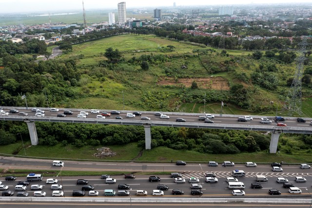 Tol Jakarta-Cikampek kilometer 47 dan Jalan Layang Mohammed Bin Zayed (MBZ) di Karawang, Jawa Barat, Jumat (29/4/2022). Foto: M Risyal Hidayat/ANTARA FOTO