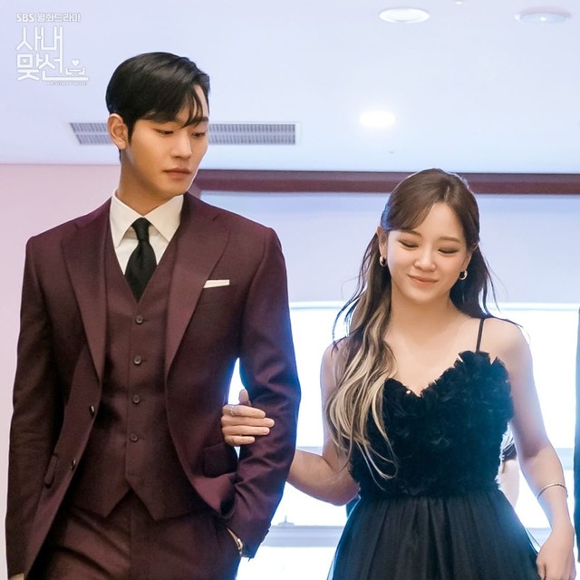 Ahn Hyo Seop (kiri) dan Kim Se Jeong (kanan), pemeran utama drama Korea 'Business Proposal' yang tayang di SBS dan layanan streaming Netflix. Foto: Instagram/@sbsdrama.official