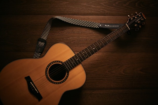 Ilustrasi artikel Tips Cara Belajar Main Gitar untuk Pemula. Sumber: unsplash.com/De an Sun