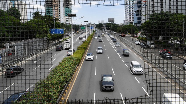 Sejumlah kendaraan melintas di Jalan Tol Dalam Kota, Jakarta, Sabtu (26/2/2022). Foto: Hafidz Mubarak A/ANTARA FOTO