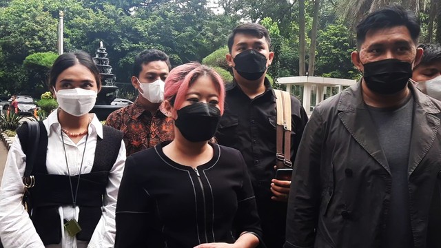Direktur Tan Skin dan kuasa hukum diperiksa di Reskrimsus Polda Metro Jaya atas pelaporan terhadap Mayang. Foto: Alexander Vito/kumparan