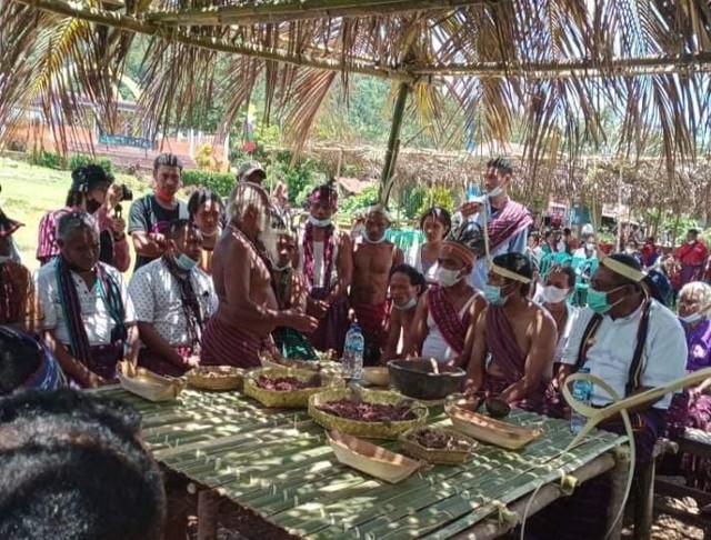 Seremonial adat dari masyarakat kampung Watuwawer, Desa Atakore, Kecamatan Atadei pada kegiatan Eksplorasi Budaya Lembata. Foto : T. Aloysius Bestol