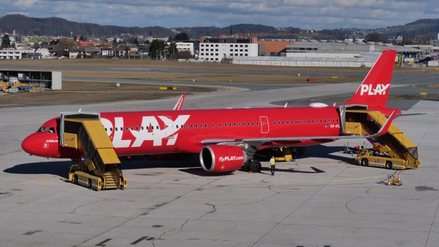 Ilustrasi Play Airlines. Foto: Andreas Stroh/Shutterstock