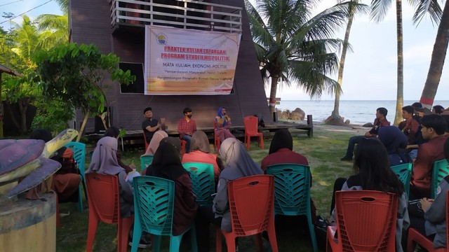 Mahasiswa Universitas Sulawesi Barat (Unsulbar) belajar ekowisata di Rumah Penyu, Polewali Mandar. Foto: Dok. Istimewa