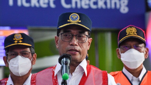 Menteri Perhubungan Budi Karya Sumadi menyampaikan keterangan pers usai meninjau kesiapan fasilitas Stasiun Gambir di Jakarta, Jumat (22/4/2022). Foto: Hafidz Mubarak A/ANTARA FOTO