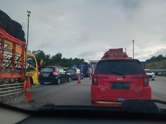 Antrean kendaraan di depan pintu masuk Gerbang Tol Bakauheni Selatan Jalur A. | Foto: Bella Sardio /Lampung Geh