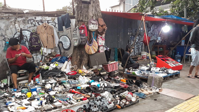 Pedagang loak Kebayoran Lama, Jakarta Selatan. (Foto: Adelia Putri Rejeki)