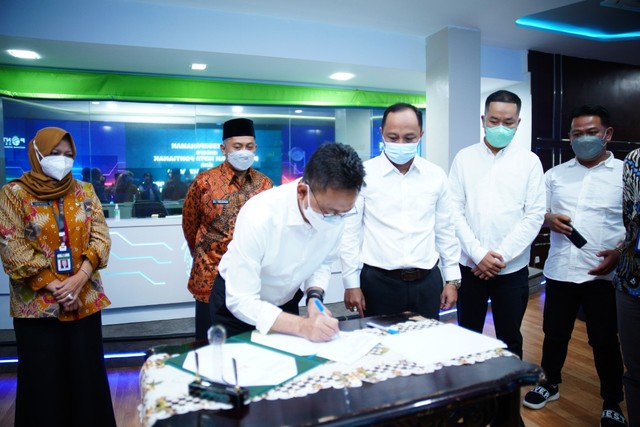 Wali Kota Pontianak menandatangani MoU. Foto: Dok. Prokopim Pemkot Pontianak