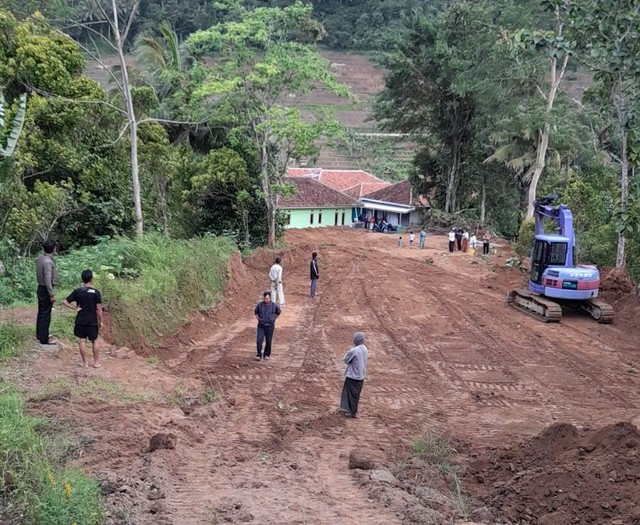Dandim Letkol Czi David Nainggolan menghibahkan tanah senilai Rp 500 juta untuk pembangunan tempat peribadatan dan rumah singgah di Kabupaten Kuningan, Jawa Barat. (Andri)