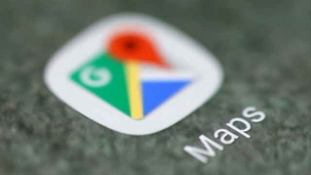 Ilustrasi ikon aplikasi Google Maps di smartphone. Foto: REUTERS Dado Ruvic