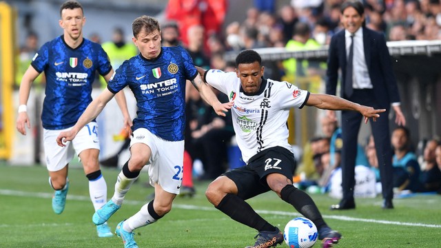 Pemain Inter Milan Nicolo Barella beraksi bersama pemain Spezia Kelvin Amian di Stadio Alberto-Picco, La Spezia, Italia, Jumat (15/4/2022). Foto: Jennifer Lorenzini/REUTERS