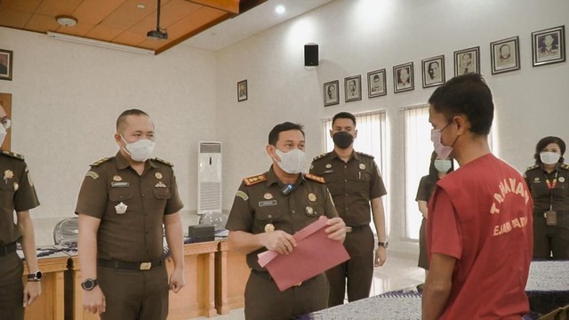 Penyerahan keputusan pembatalan tuntutan atas pencuri ponsel di Kejari Badung, Bali - IST