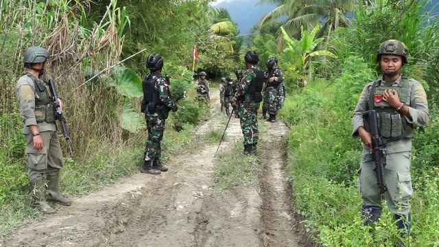 Personel Satgas Operasi Madago Raya saat melakukan penyisiran teroris Poso di wilayah Poso Pesisir Selatan. Foto: Tim PaluPoso