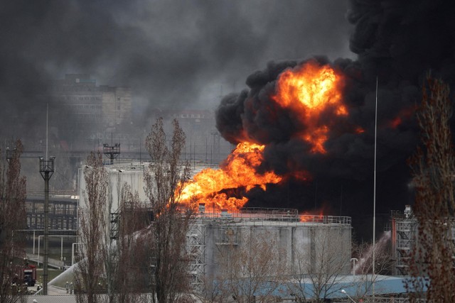 Petugas pemadam kebakaran berusaha memadamkan kilang minyak yang terbakar usai serangan Rusia di dekat kota pelabuhan Odesa, Ukraina. Foto: Nacho Doce/REUTERS
