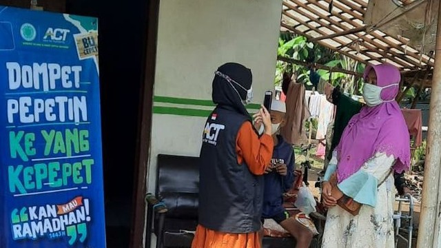 Tim Aksi Cepat Tanggap Pekalongan sedang mewawancarai ibu Ahmad yang akan menemaninya berobat ke Surakarta (06/03)