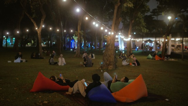 Warga berbuka puasa di Lapangan Banteng, Jakarta, Sabtu (16/4/2022). Foto: Jamal Ramadhan/kumparan