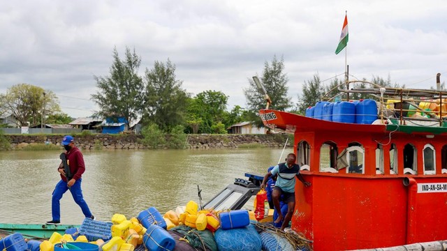 Polairud Polda Aceh menangkap kapal asing berbendera India di kawasan perairan Pulau Rusa, Aceh Besar. Foto: Suparta/acehkini