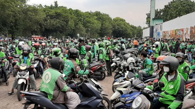 Driver ojol gojek berkumpul di Stadion Kridosono, Jogja. Foto: Widi Erha Pradana