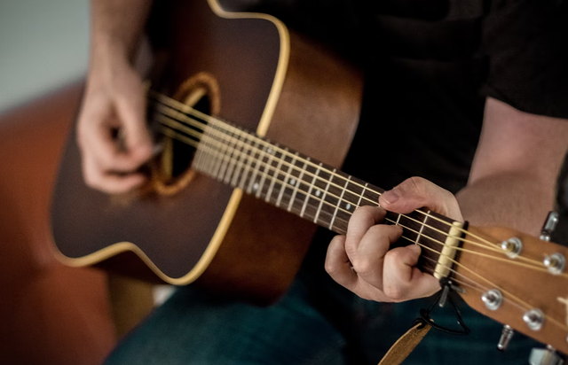 Ilustrasi laki-laki bermain gitar dengan kunci dasar. Foto: unsplash.42north