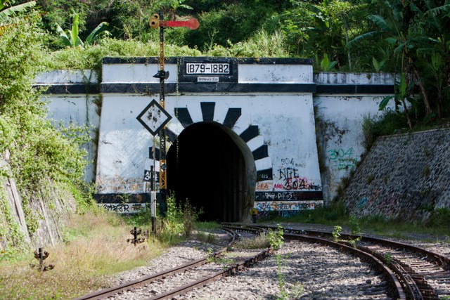 Terowongan kereta api Lampegan di Cianjur.  Foto: nineimage/Shutterstock