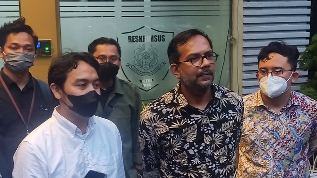 Direktur Lokataru Haris Azhar (tengah) bersama kuasa hukumnya, Nurkholis Hidayat (kiri) di Mapolda Metro Jaya, Rabu (23/3). Foto: Jonathan Devin/kumparan