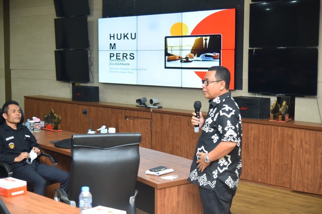 Iskandar Zulkarnain, Ahli Pers Dewan Pers saat memberikan materi pembekalan jurnalistik personel Polda Lampung. | Foto: Istttu75