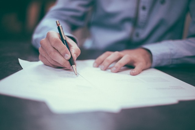 Contoh Surat Dinas Resmi, Foto: Unsplash/Scott Graham