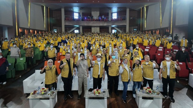 Gubernur Jabar Ridwan Kamil ketika mewisuda ribuan Petani Milenial di Kampus Institut Pertanian Bogor pada Kamis (24/3). Foto: Dok. Humas Pemprov Jabar 