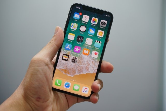 Ilustrasi aplikasi di iPhone. Foto: Bagus Hernawan/Unsplash