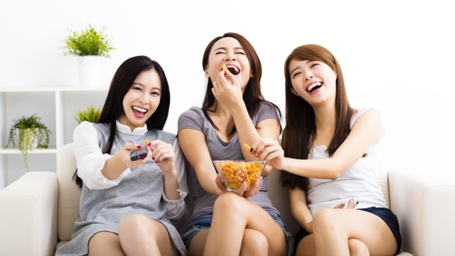Ilustrasi perempuan menonton film bareng sahabat. Foto: Tom Wang/Shutterstock