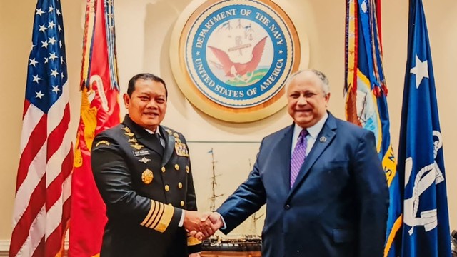 KSAL Laksamana TNI Yudo Margono bertemu dengan US Secretary of the Navy (US SECNAV) Carlos Del Toro di Washington DC, AS, Kamis (30/3/2022). Foto: Dispen AL