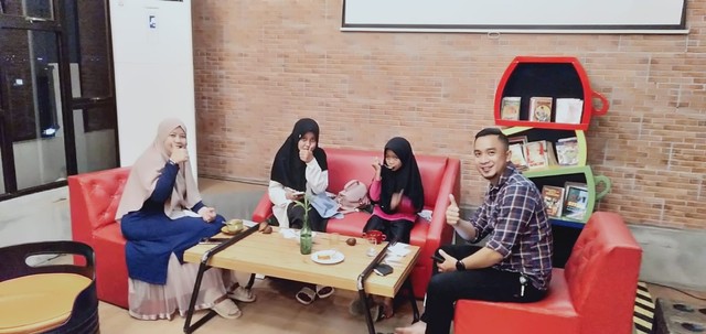 Kaprodi Keperawatan Nestesiologi UMP Purwokerto bersama keluarga/photo by : Prima Trisna Aji On Instagram