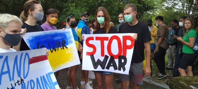 Aksi unjuk rasa WN Ukraina di Bali, Selasa (1/3/2022) - KAD