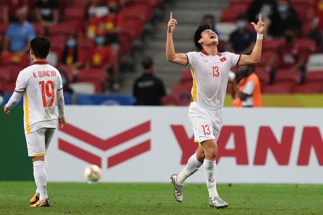 Pemain Vietnam Ho Tan Tai bereaksi selama pertandingan leg kedua semifinal sepak bola AFF Suzuki Cup 2020 melawan Thailand di Stadion Nasional di Singapura, Sabtu (26/2/2022). Foto: Roslan RAHMAN/AFP