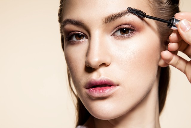 Ilustrasi membentuk alis tipe fluffy eyebrows. Foto: popcorner/Shutterstock