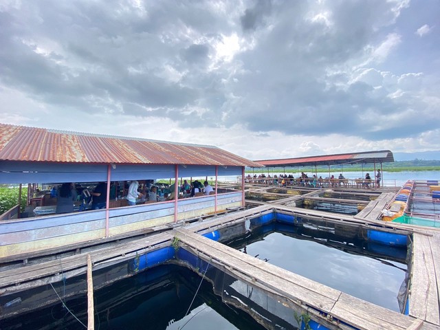 Salah satu Rumah Makan Ikan Mujair di Galela. Foto: Samsul/cermat