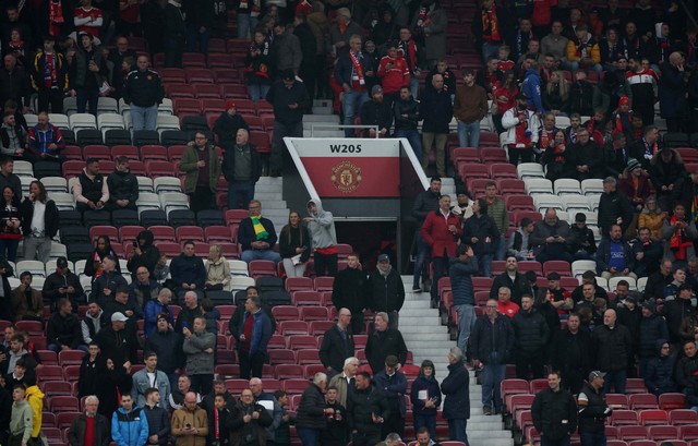 Kursi kosong terlihat di tribun saat para penggemar Manchester United melakukan protes atas kepemilikan keluarga Glazer atas klub dengan memboikot kursi mereka hingga Menit ke-17 pertandingan di Old Trafford, Manchester, Inggris. Foto: Phil Noble/Reuters