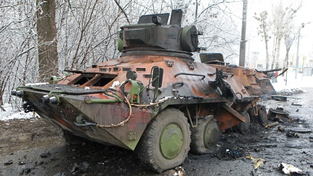 Kondisi kendaraan tempur yang rusak usai diserang militer Rusia di Kharkiv, Ukraina, Sabtu (26/2/2022).  Foto: Vyacheslav Madiyevskyy/REUTERS