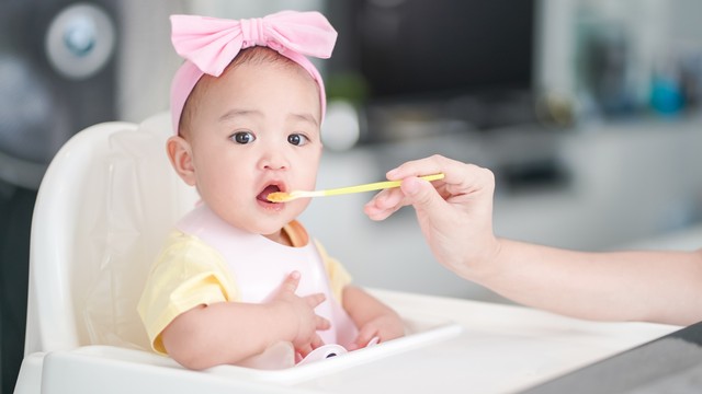 Ilustrasi bayi makan MPASI dari salmon. Foto: ABWitzPix089/Shutterstock