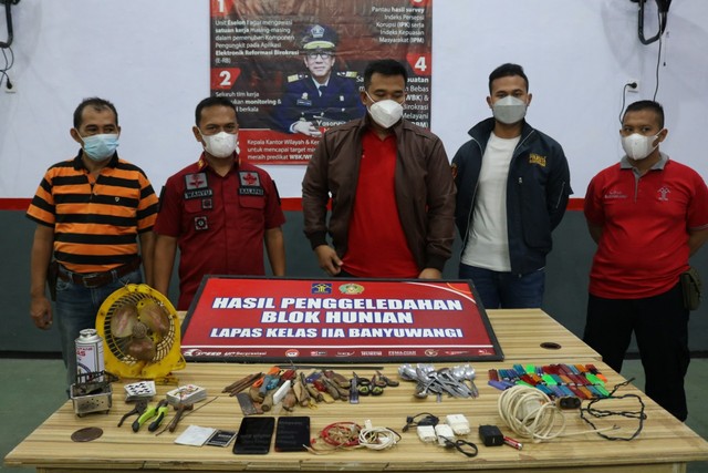 Barang hasil penggeledahan gabungan Lapas dan Polresta Banyuwangi, Kamis (31/3/2022) malam