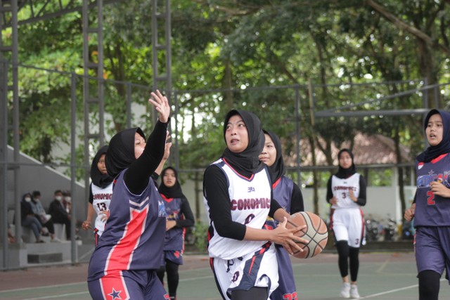 Pertandingan Basket Putri. Foto: Ghani/Anggota PDD POM UMY 2022.