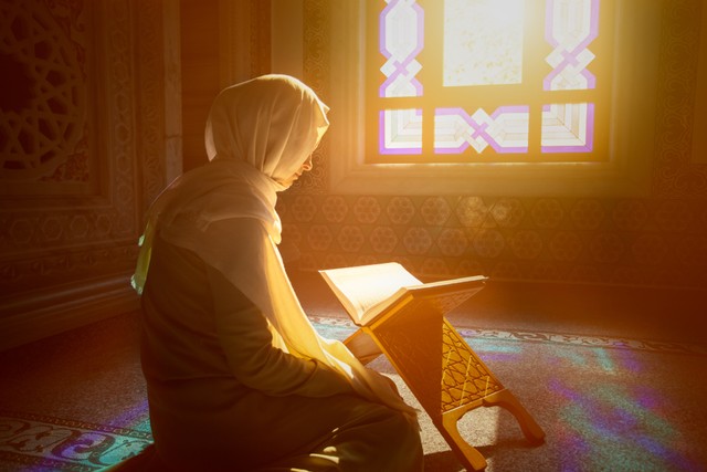 Ilustrasi wanita sedang membaca Al-quran. Foto: Shutterstock. 