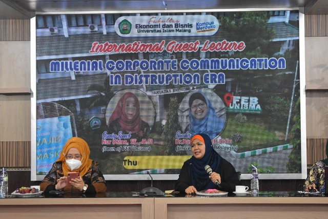 Dekan FEB Unisma bersama nara sumber Rosmiza H. Bidin PhD. dok