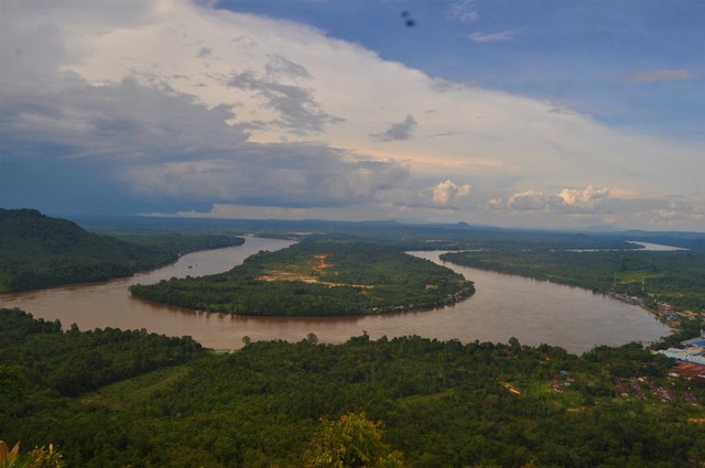 Sungai Kapuas salah satu sungai terpanjang di Indonesia (sumber : shutterstock/Nuri yanto nugroho)